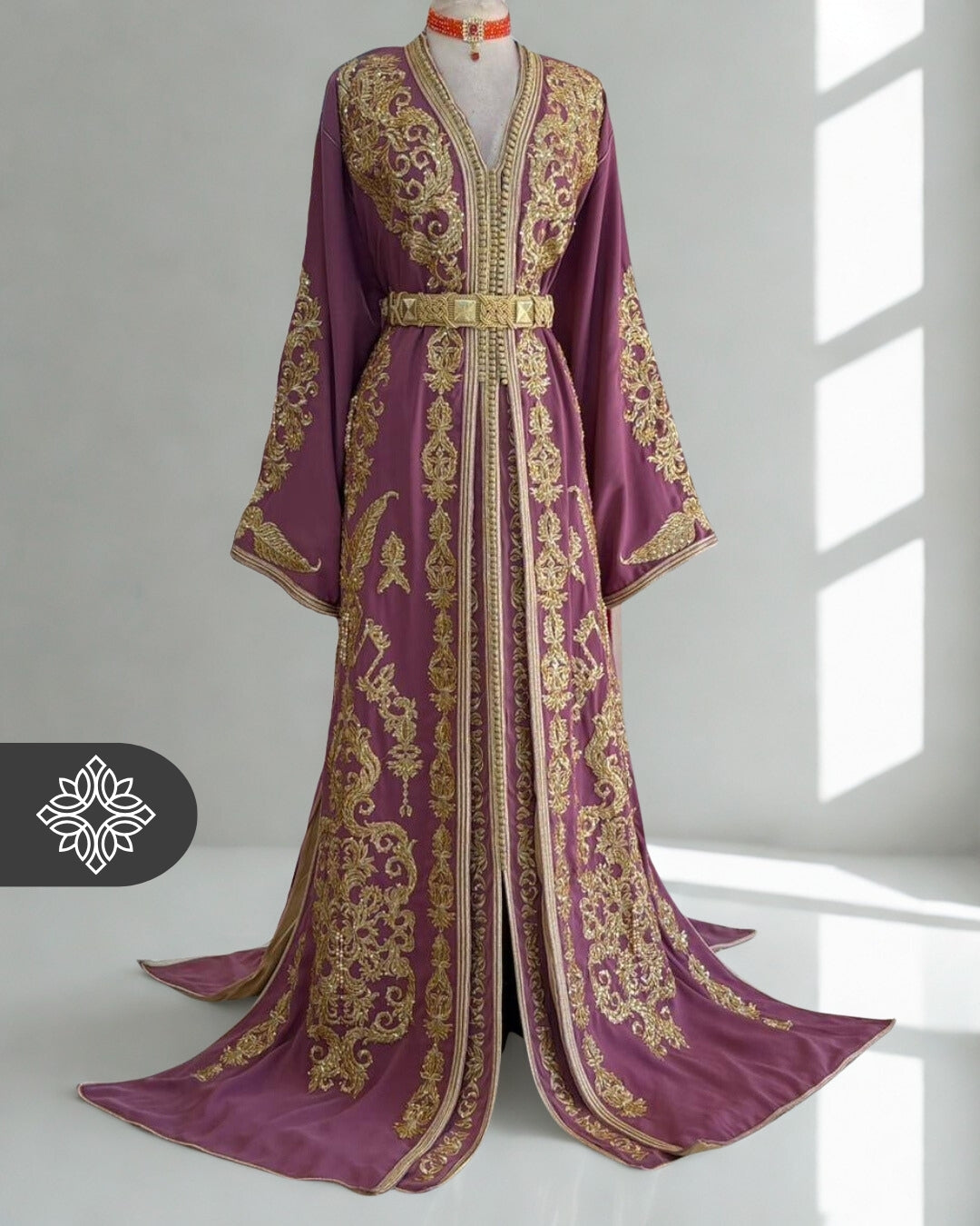Takchita marocaine bordeaux | Caftan deux pièces haute couture | Broderie ton sur ton dorée 