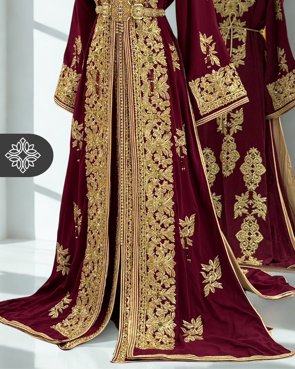 Caftan marocain deux pièces bordeaux | Broderies et pierres ton sur ton dorées | Takchita de luxe