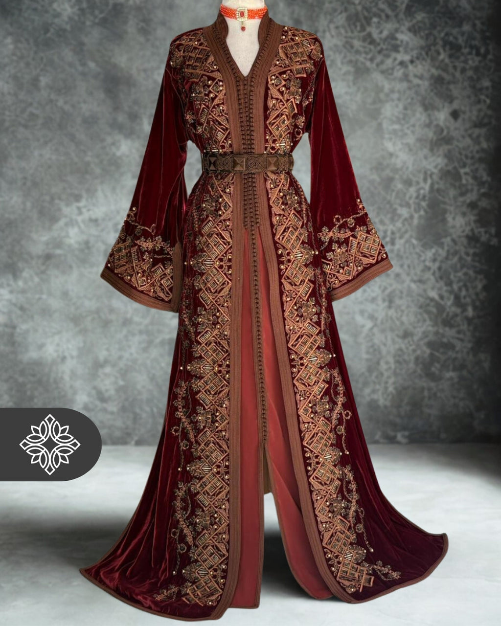 Takchita marocaine bordeaux | Caftan deux pièces en velours luxueux | Broderies dorées et pierres naturelles