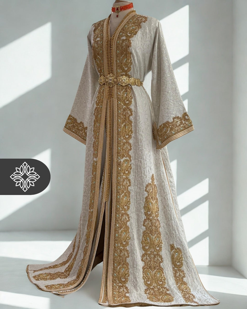 Takchita marocaine deux pièces en brocart blanc crème | Broderie ton sur ton dorée