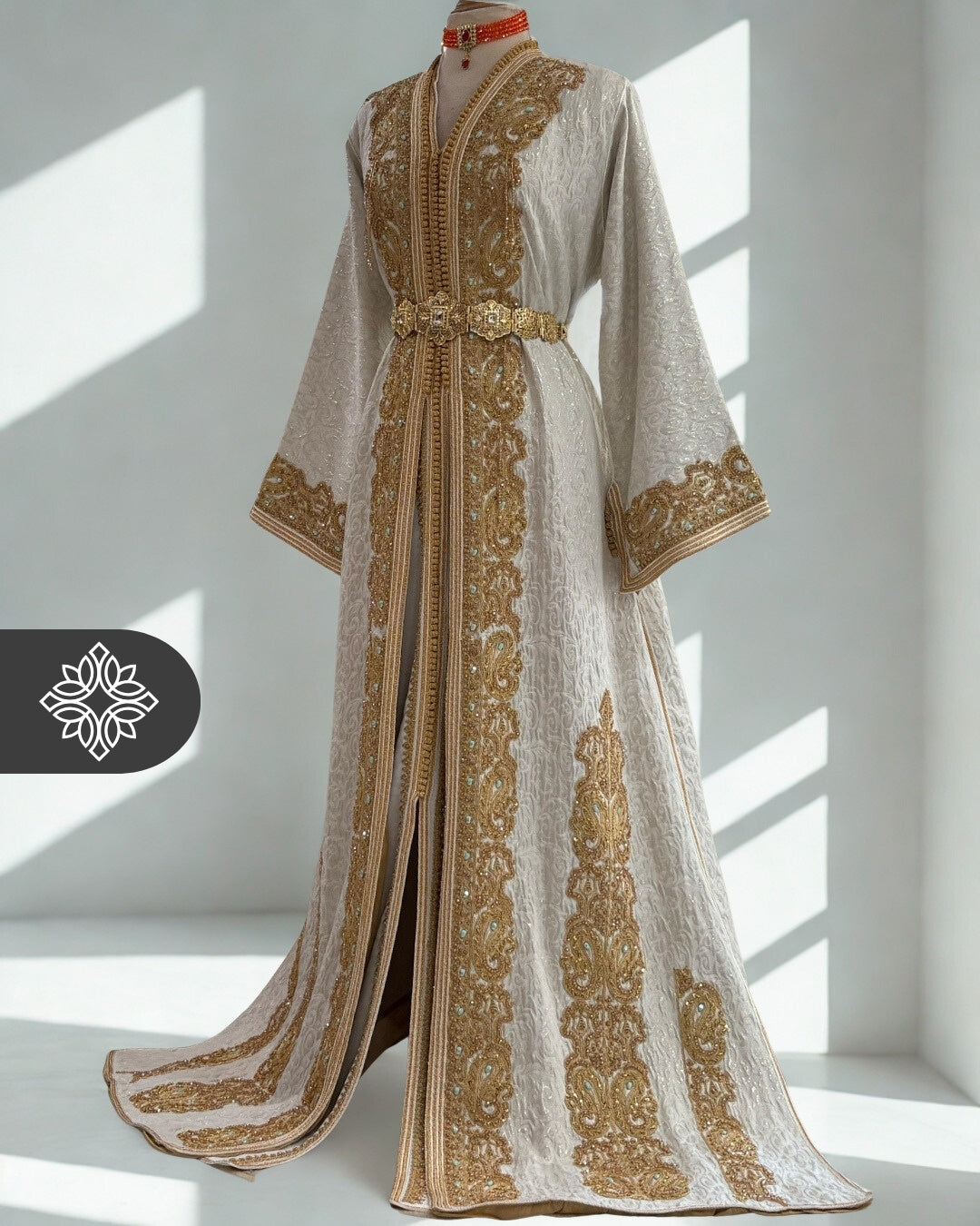 Takchita marocaine deux pièces en brocart blanc crème | Broderie ton sur ton dorée