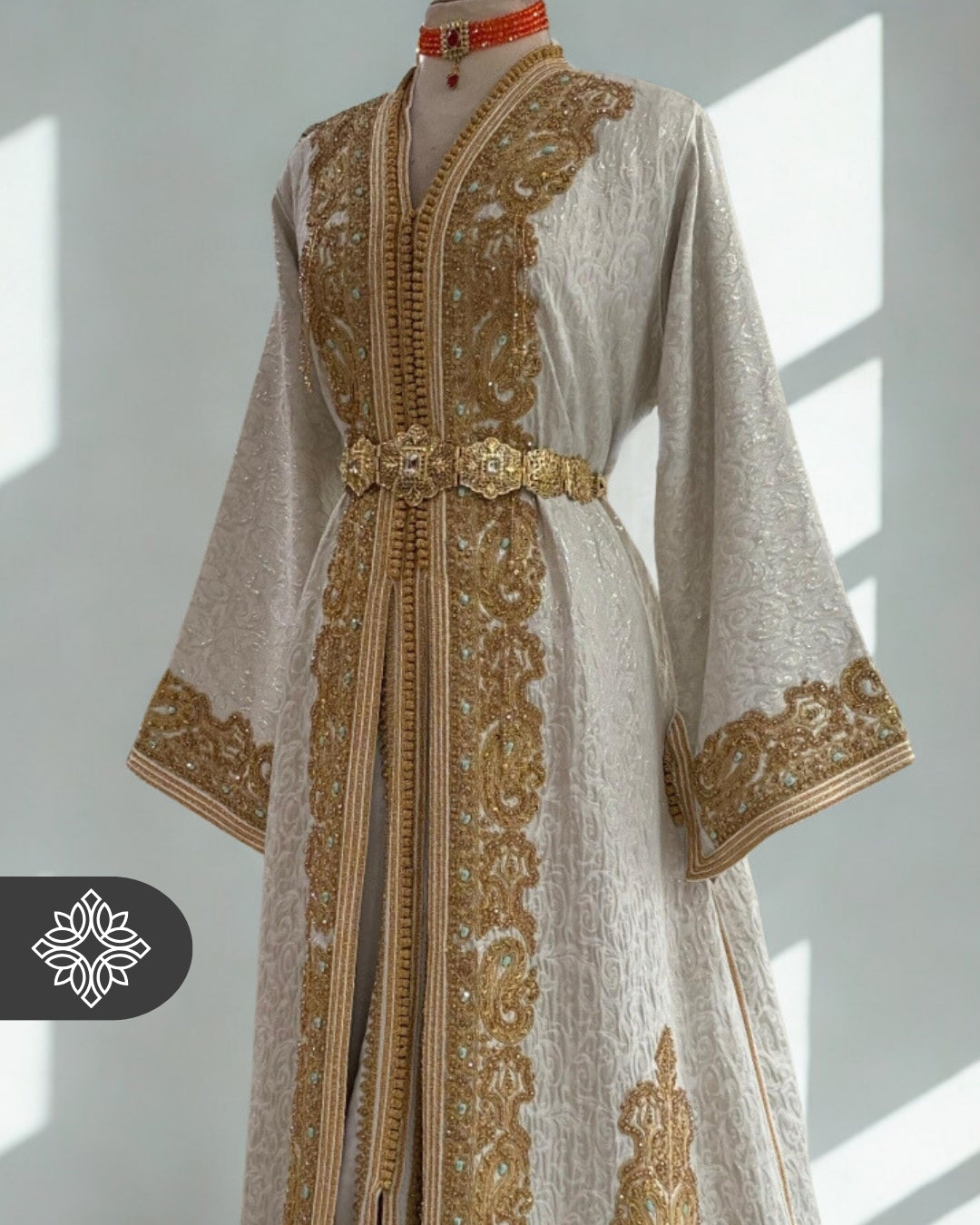 Takchita marocaine deux pièces en brocart blanc crème | Broderie ton sur ton dorée