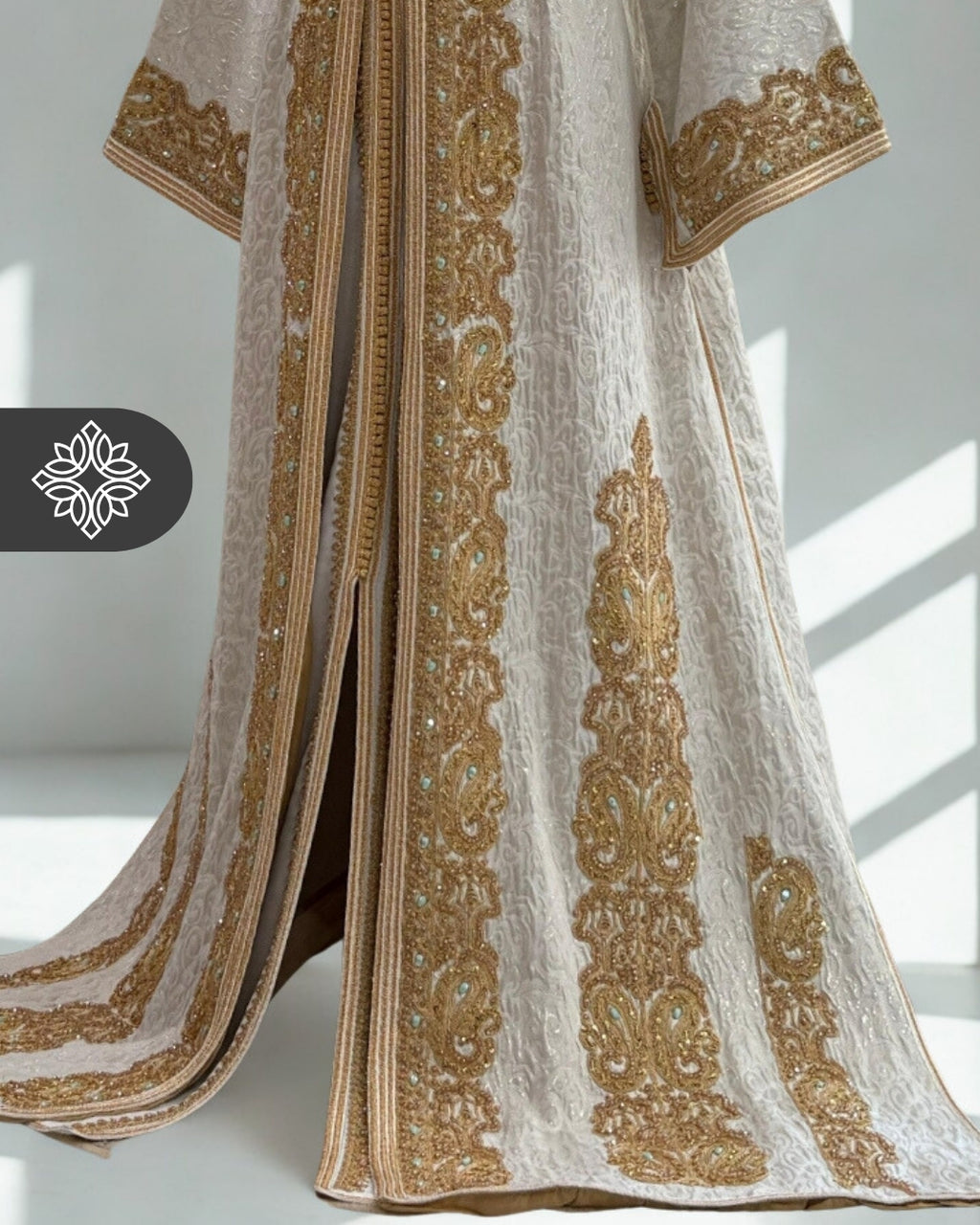 Takchita marocaine deux pièces en brocart blanc crème | Broderie ton sur ton dorée