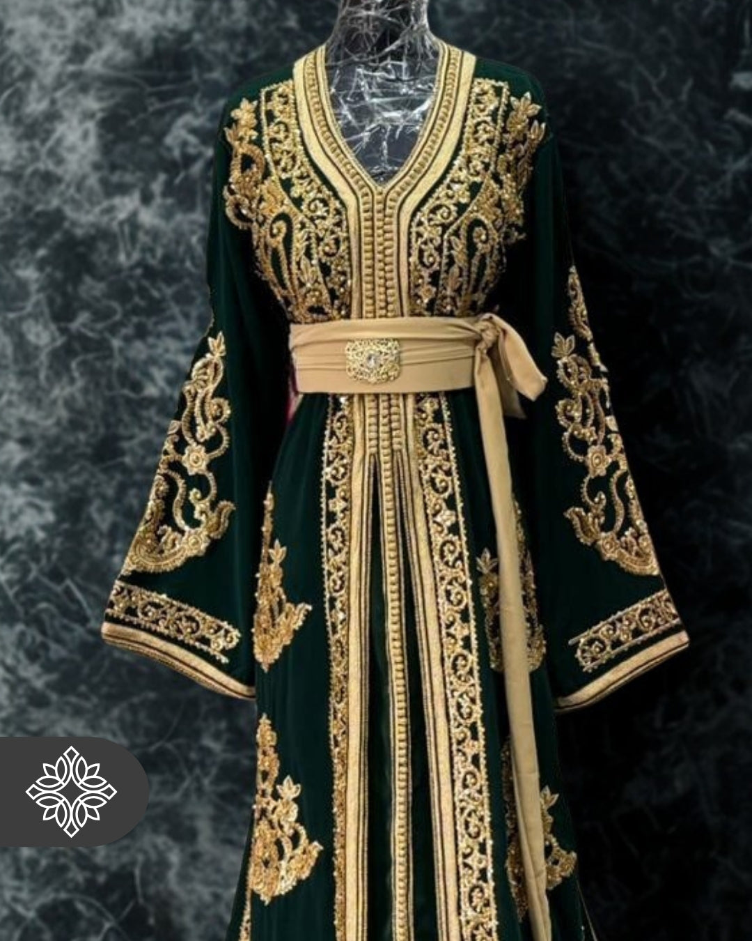 Takchita vert émeraude, héritage marocain | Broderie royale dorée | Caftan deux pièces haute couture