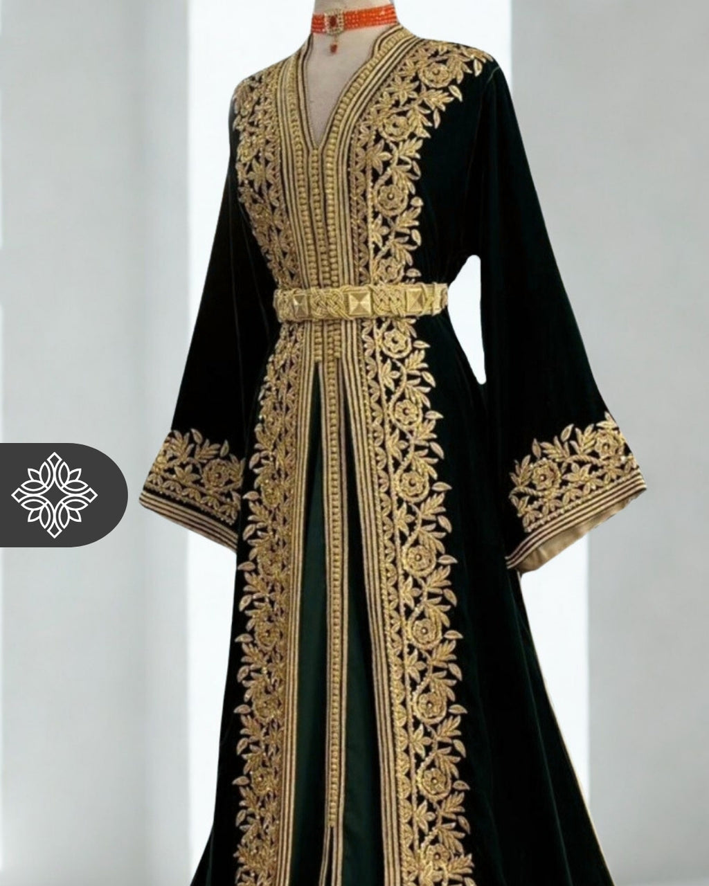 Takchita marocaine deux pièces vert émeraude | Broderie ton sur ton dorée | Caftan en velours luxueux