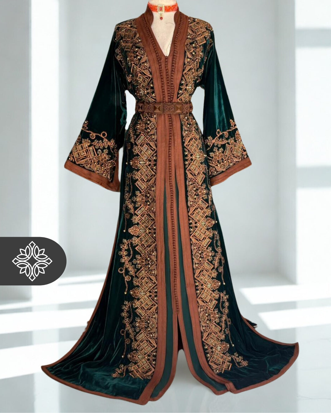 Takchita marocaine bordeaux | Caftan deux pièces en velours luxueux | Broderies dorées et pierres naturelles