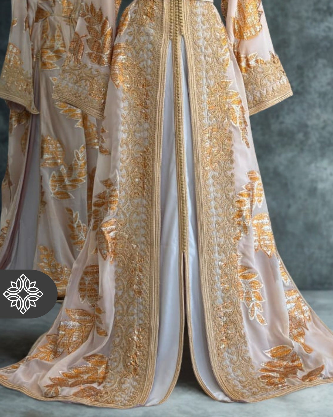 Caftan marocain fleuri aux accents roses