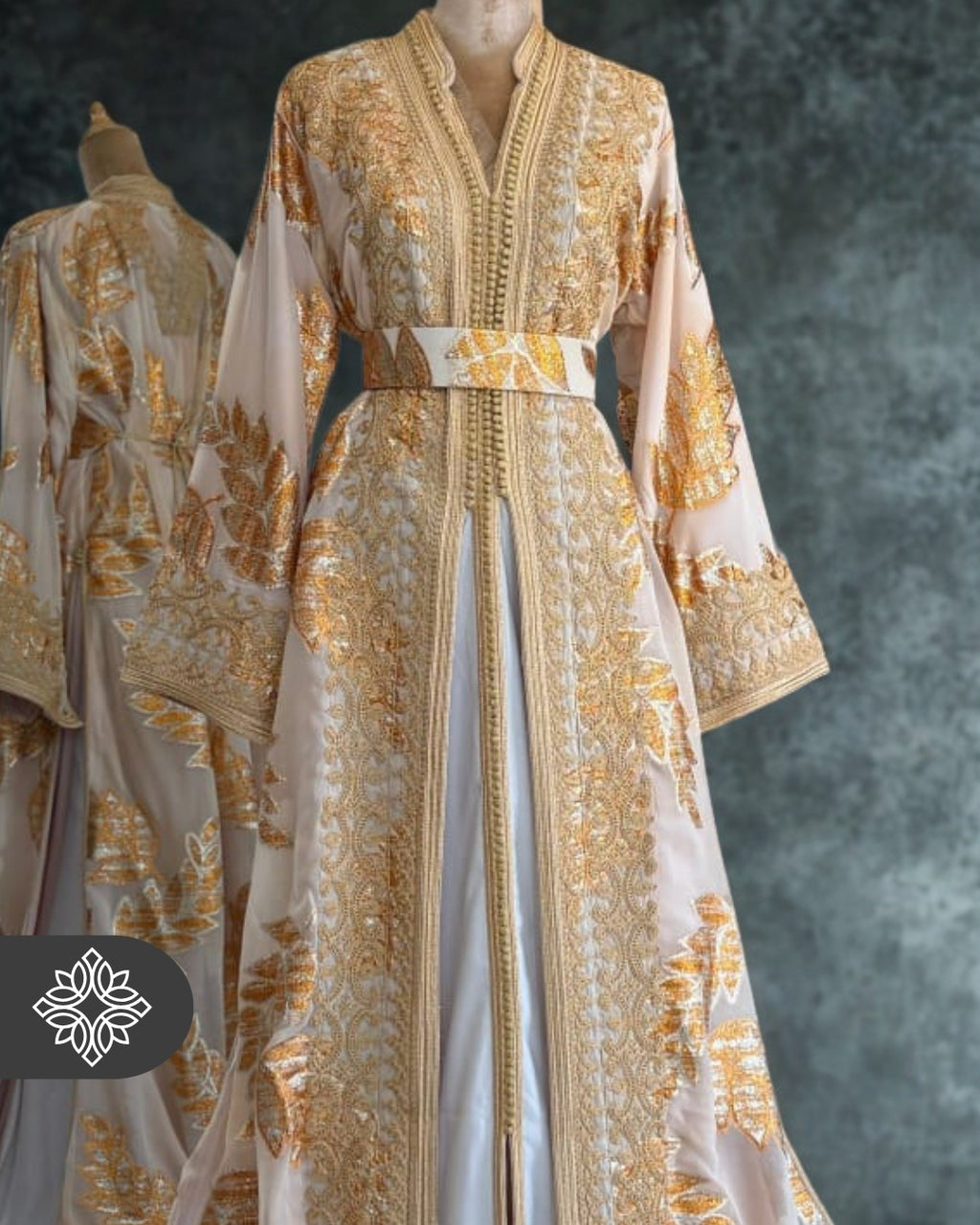 Caftan marocain fleuri aux accents roses