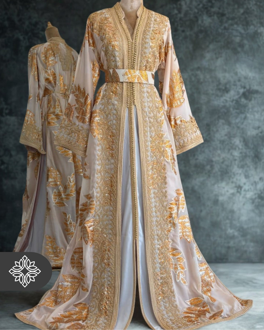 Caftan marocain fleuri aux accents roses