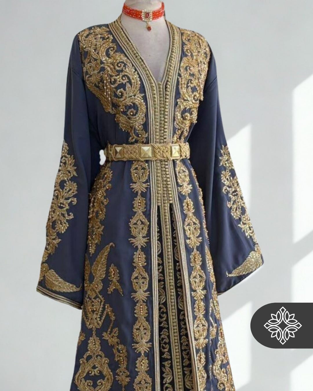 Takchita marocaine bleu royal | Caftan deux pièces haute couture | Broderie ton sur ton dorée