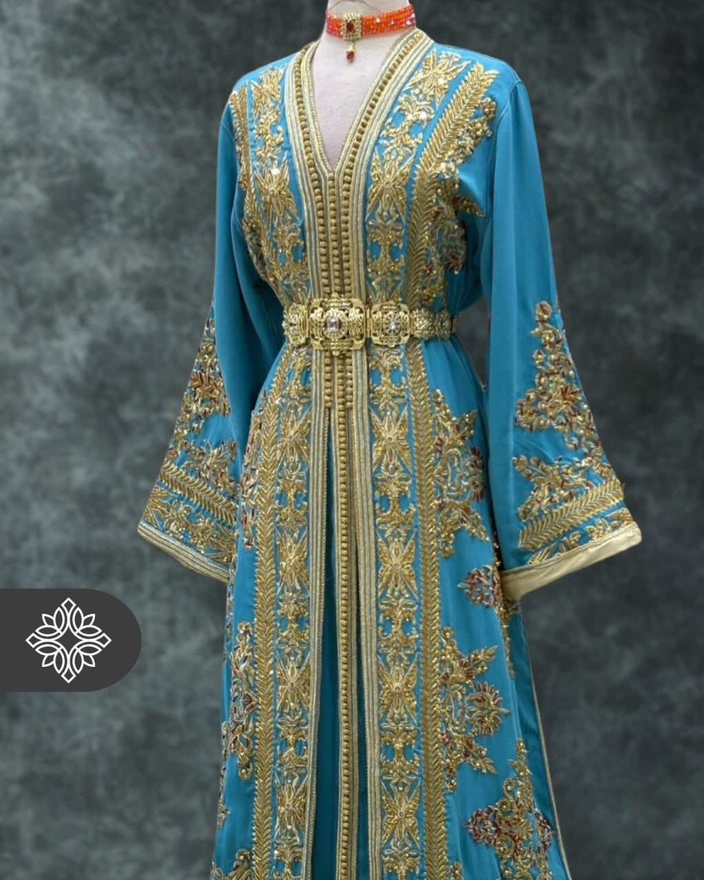 Caftan bleu paon à broderies dorées Takchita | Robe caftan