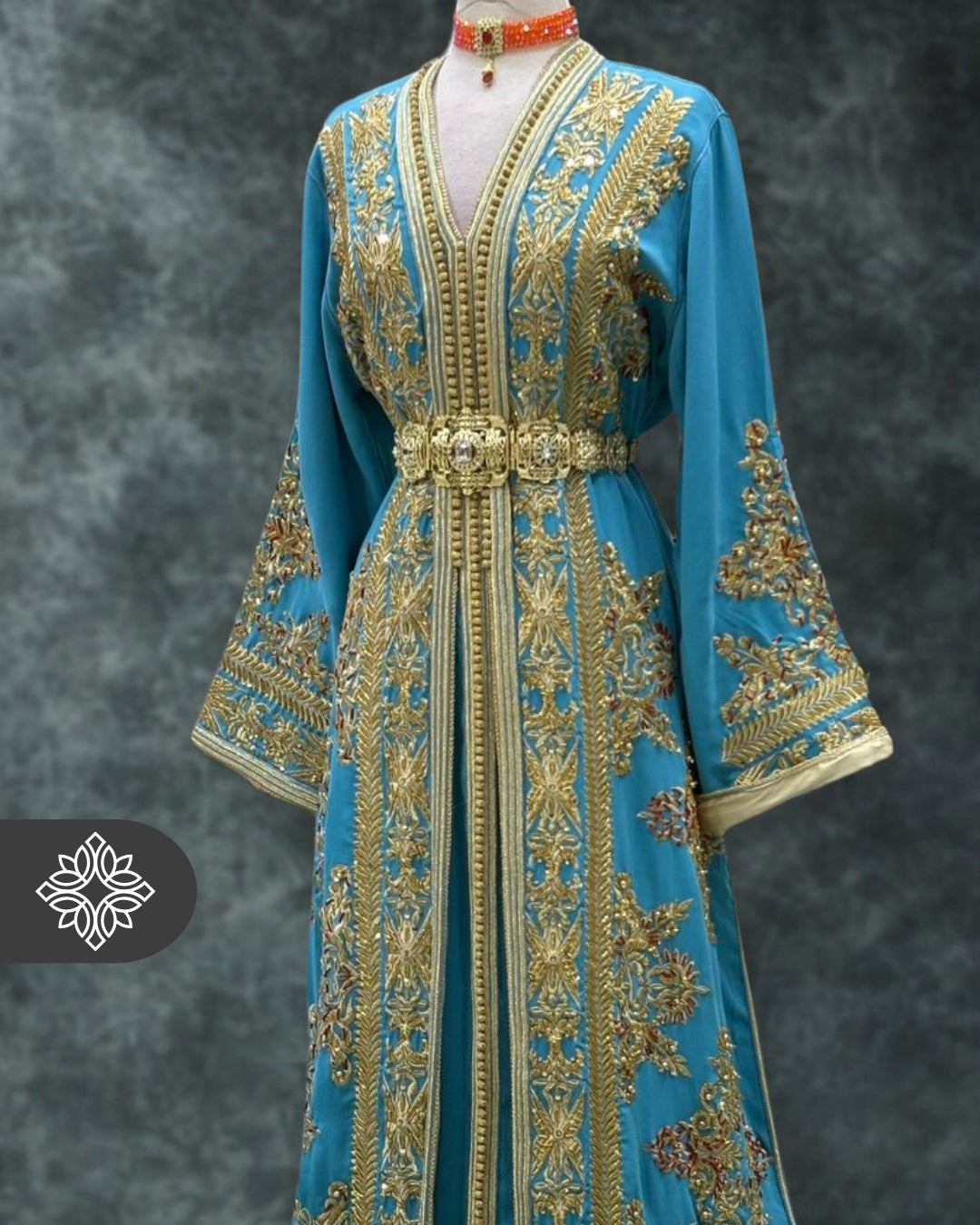 Caftan bleu paon à broderies dorées Takchita | Robe caftan