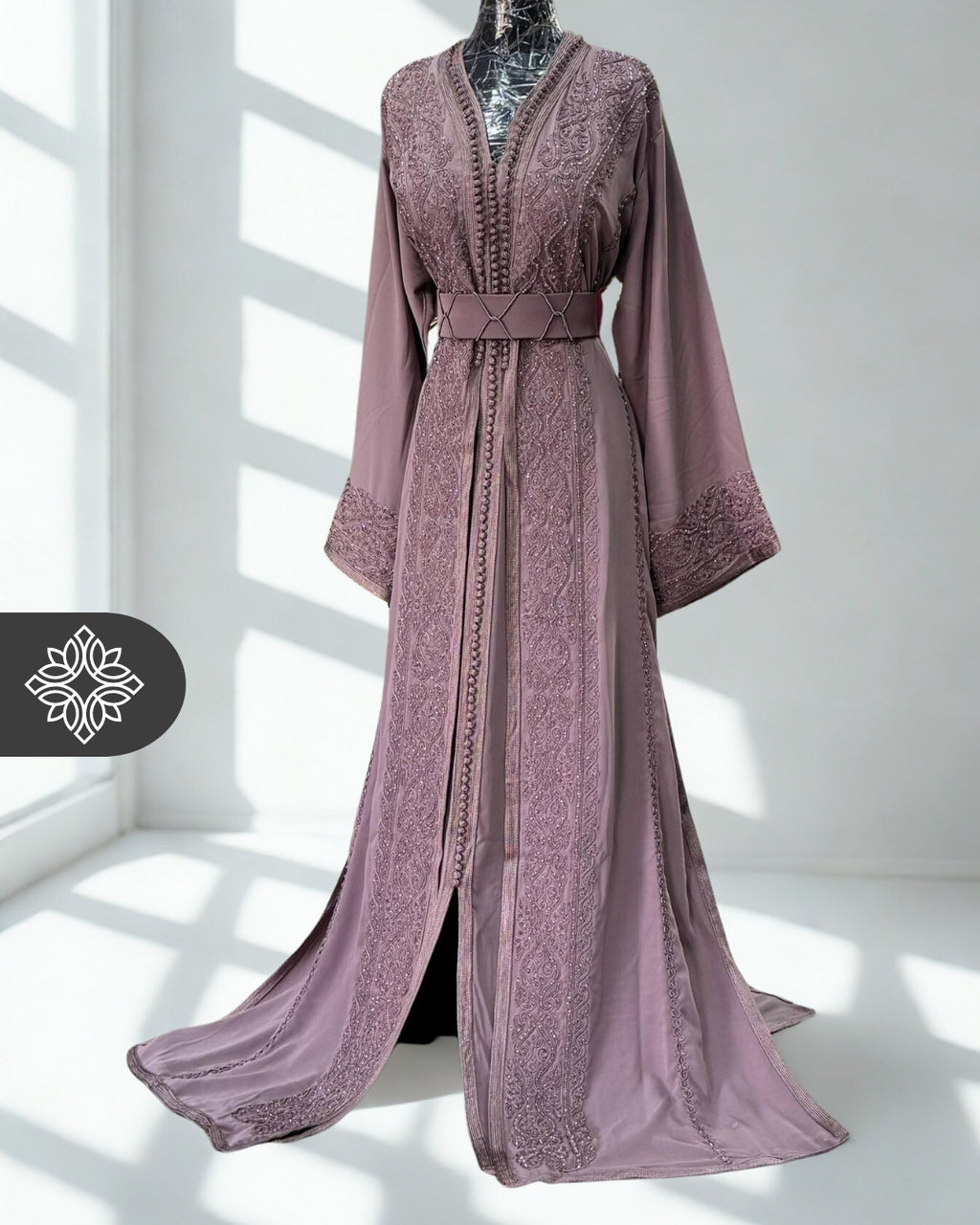 Takchita marocaine lavande clair | Caftan deux pièces haute couture | Broderie ton sur ton et détails en pierre
