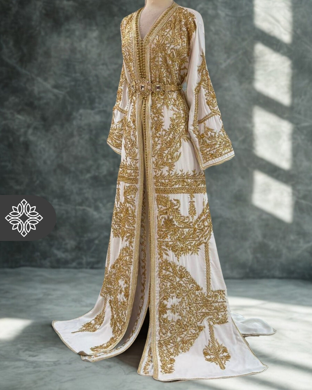 Takchita de mariée blanche luxueuse | Broderie or et ton sur ton traditionnelle | Caftan marocain deux pièces