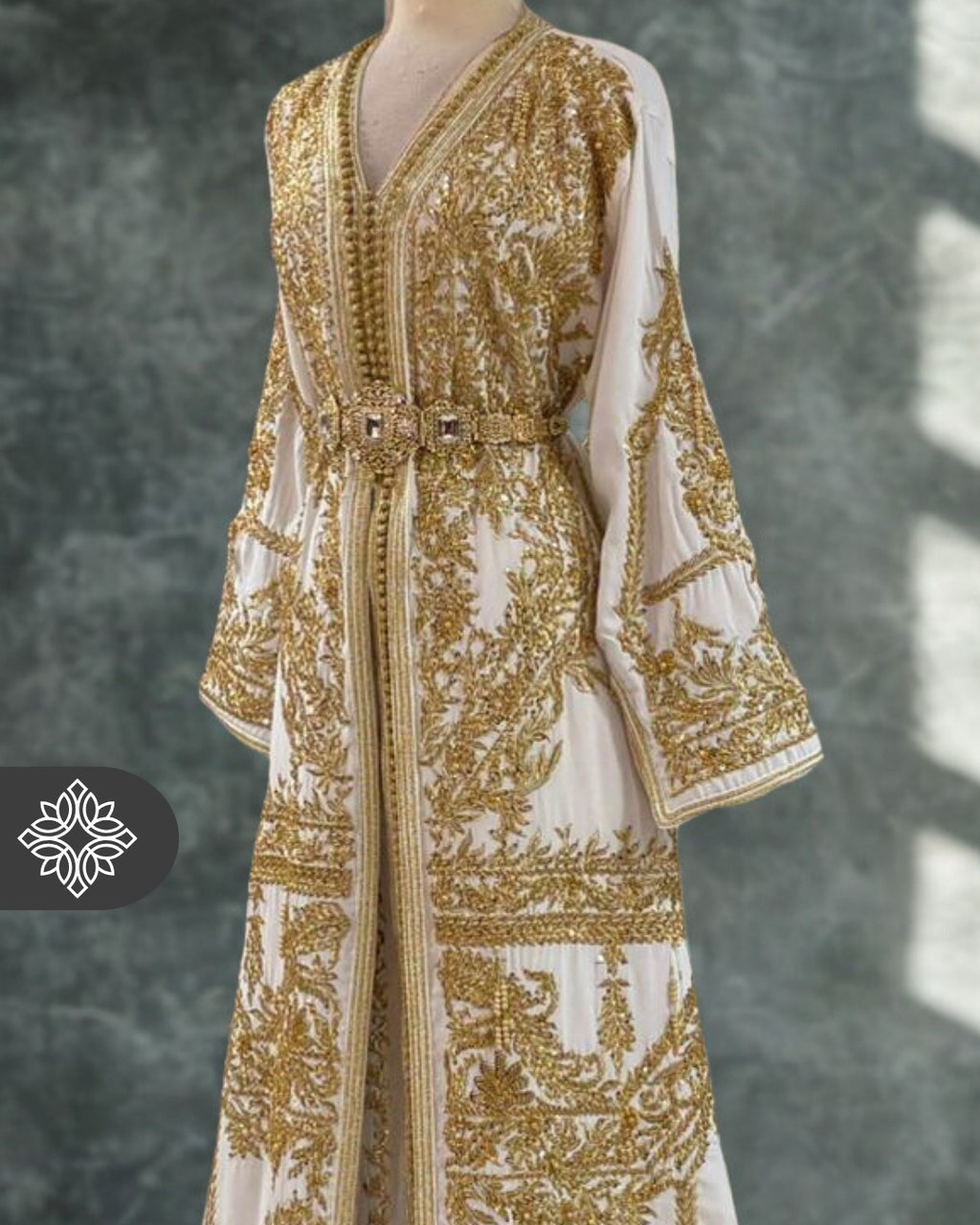 Takchita de mariée blanche luxueuse | Broderie or et ton sur ton traditionnelle | Caftan marocain deux pièces