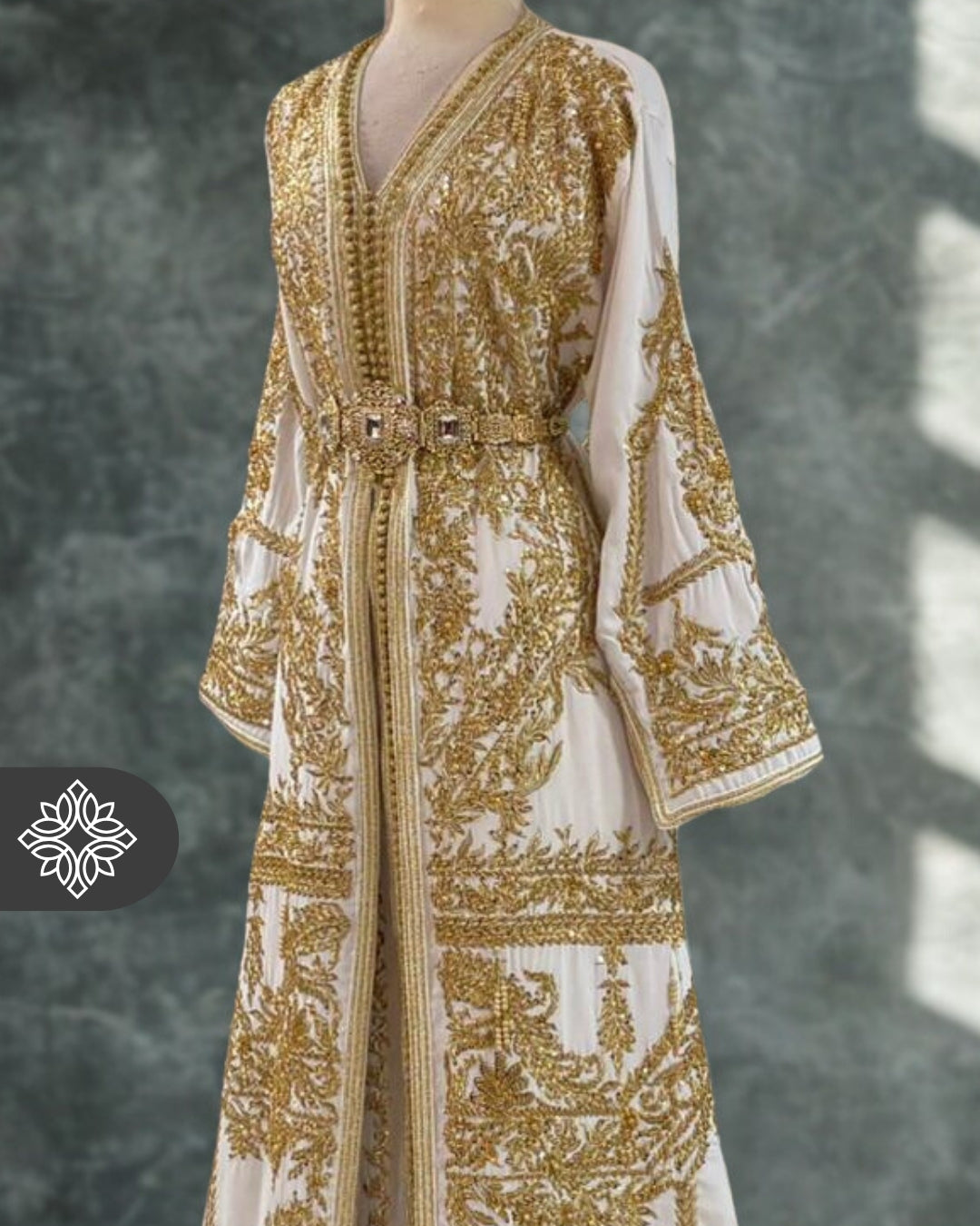 Takchita de mariée blanche luxueuse | Broderie or et ton sur ton traditionnelle | Caftan marocain deux pièces