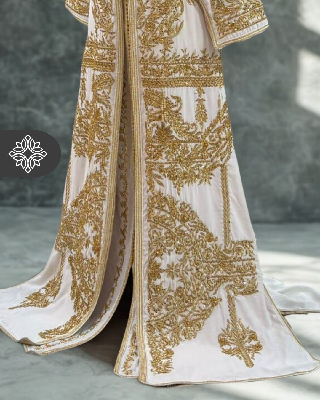 Takchita de mariée blanche luxueuse | Broderie or et ton sur ton traditionnelle | Caftan marocain deux pièces