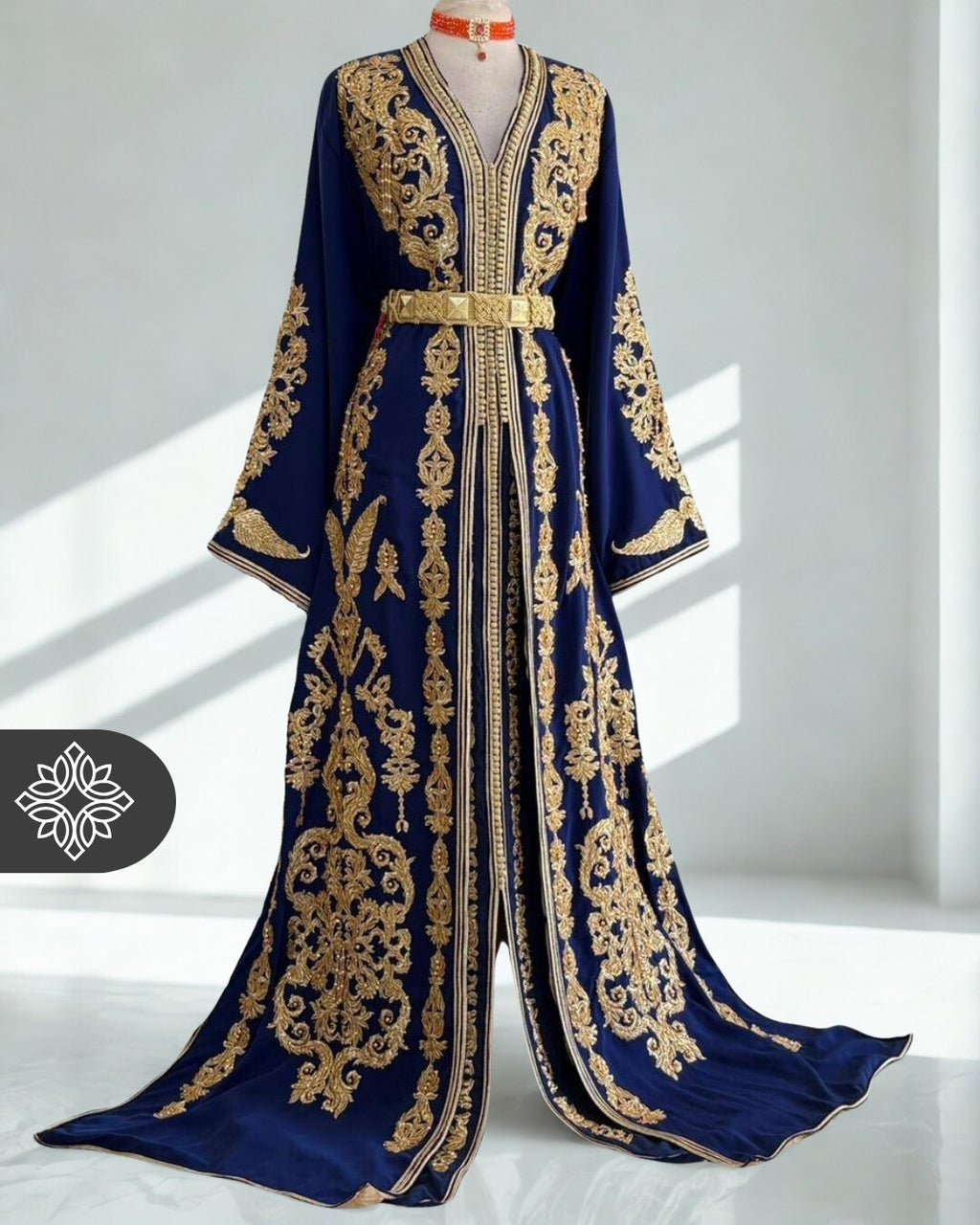 Takchita marocaine marine | Caftan deux pièces haute couture | Broderie ton sur ton dorée 
