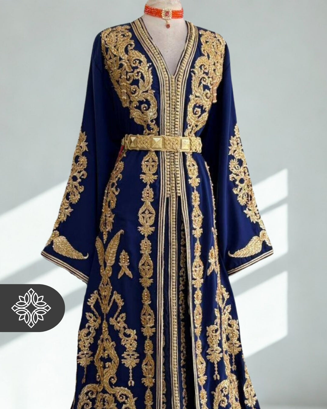 Takchita marocaine bordeaux | Caftan deux pièces haute couture | Broderie ton sur ton dorée 