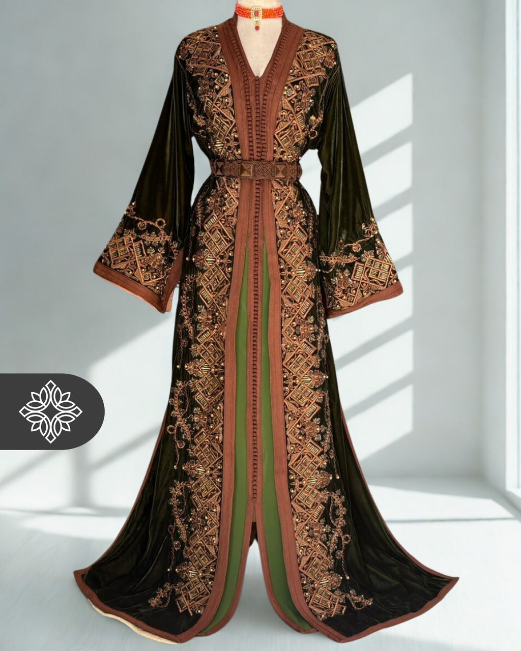 Takchita marocaine vert olive | Caftan deux pièces en velours luxueux | Broderies dorées et pierres naturelles