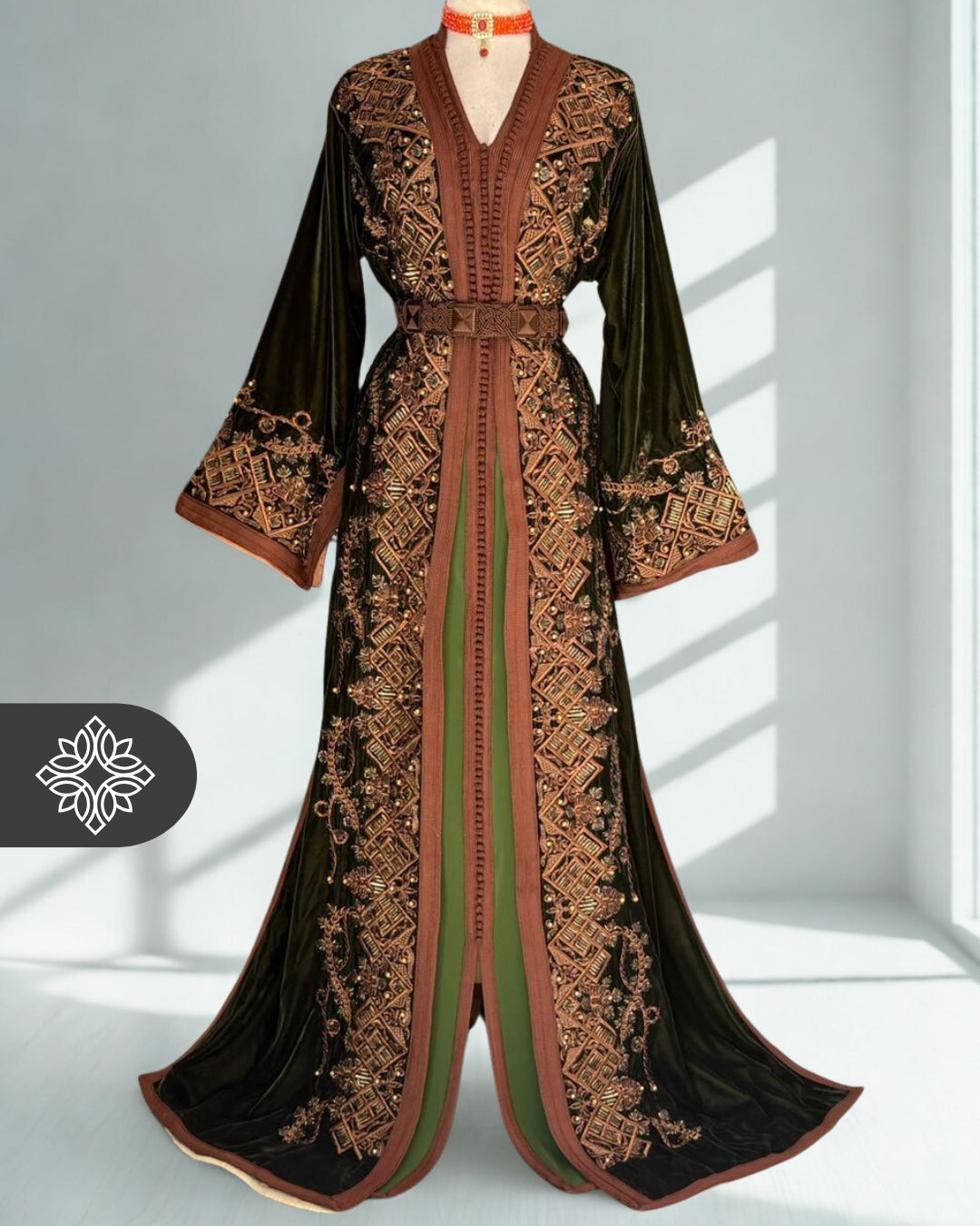 Takchita marocaine bordeaux | Caftan deux pièces en velours luxueux | Broderies dorées et pierres naturelles