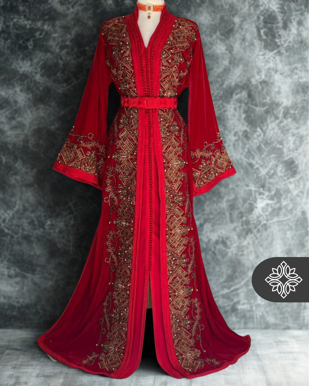 Takchita marocaine bordeaux | Caftan deux pièces en velours luxueux | Broderies dorées et pierres naturelles