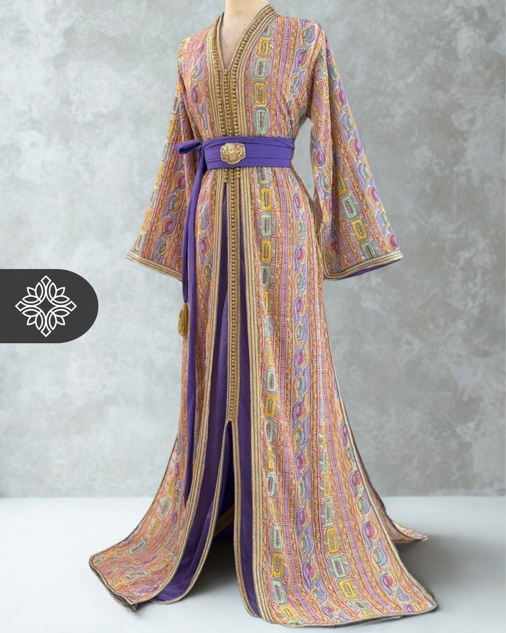 Takchita marocaine rose opale | Robe kaftan deux pièces en soie brodée multicolore
