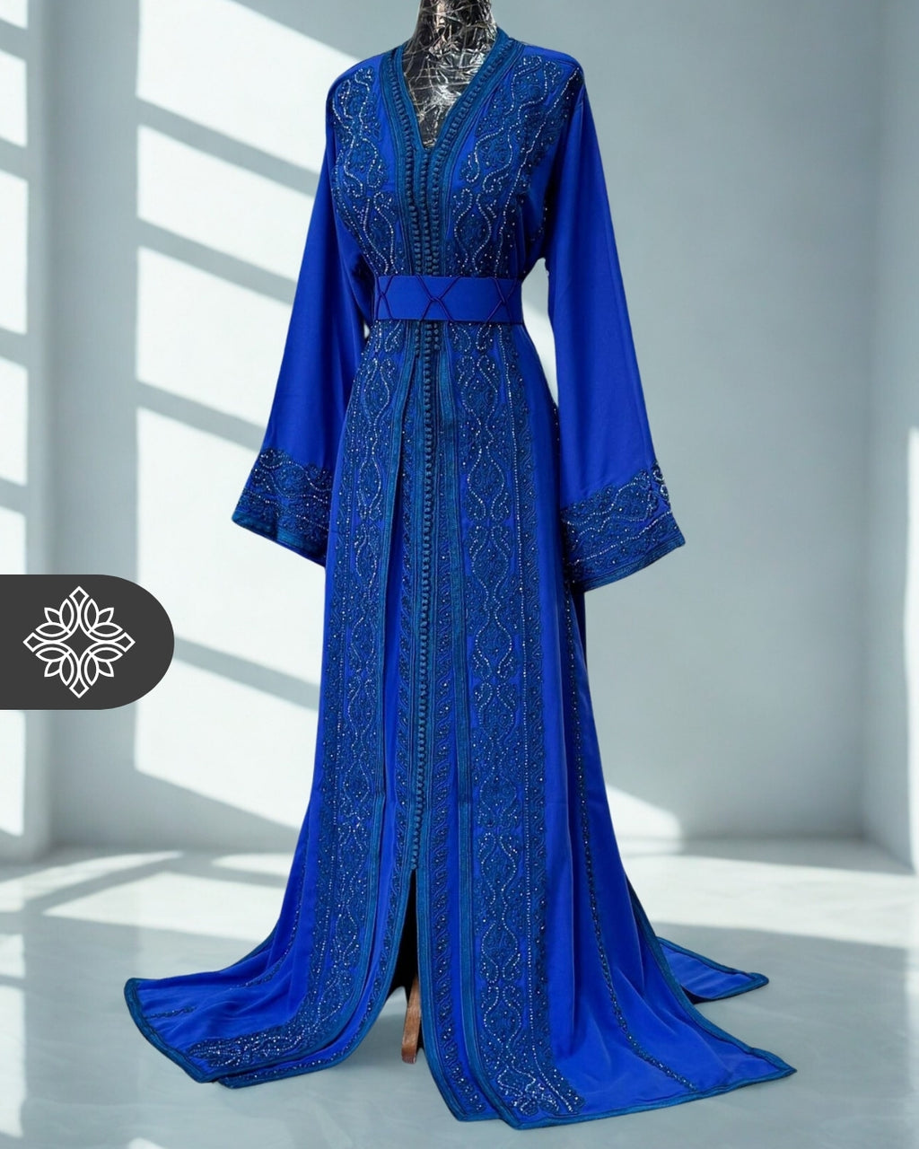 Takchita marocaine bleu royal | Caftan deux pièces haute couture | Broderie ton sur ton et détails en pierre