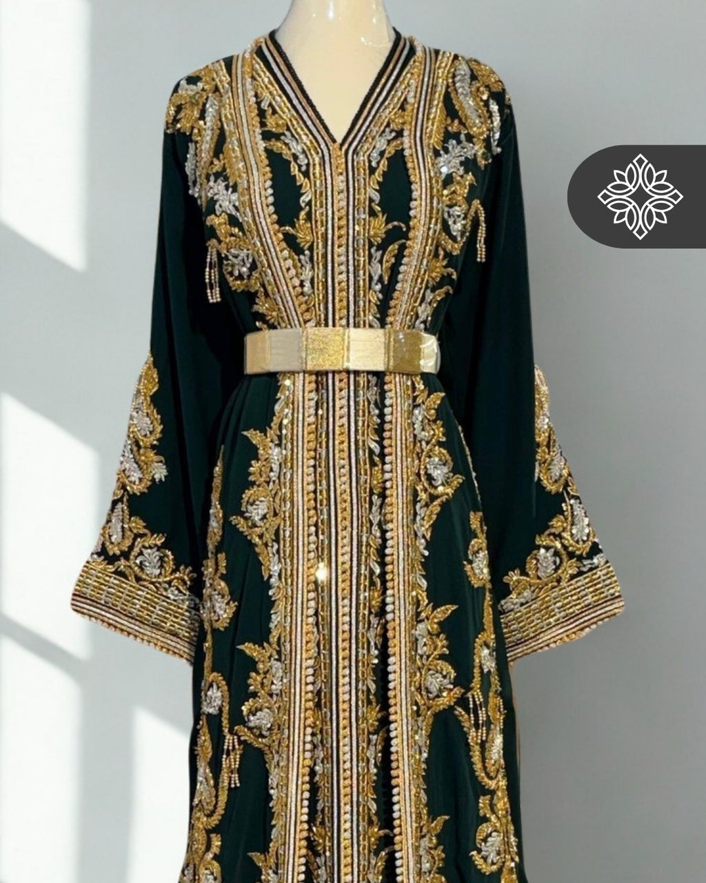 Takchita marocaine de luxe vert royal | Broderie ton sur ton or et argent | Caftan deux pièces