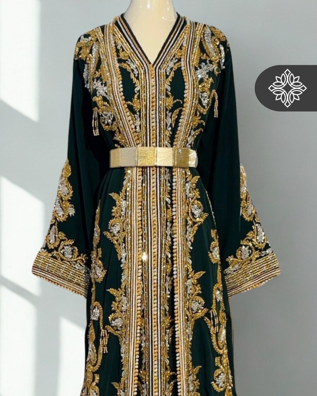 Takchita marocaine de luxe vert royal | Broderie ton sur ton or et argent | Caftan deux pièces
