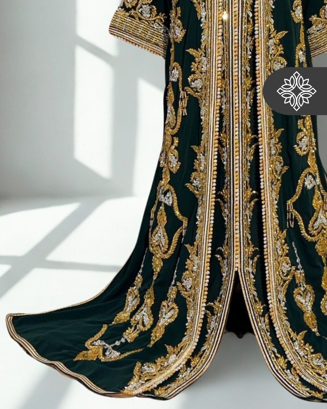 Takchita marocaine de luxe vert royal | Broderie ton sur ton or et argent | Caftan deux pièces