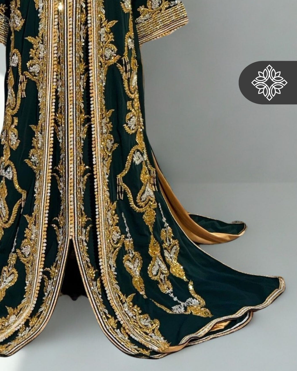 Takchita marocaine de luxe vert royal | Broderie ton sur ton or et argent | Caftan deux pièces