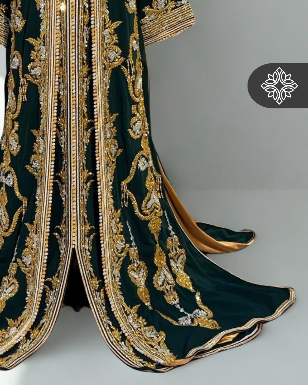 Takchita marocaine de luxe vert royal | Broderie ton sur ton or et argent | Caftan deux pièces