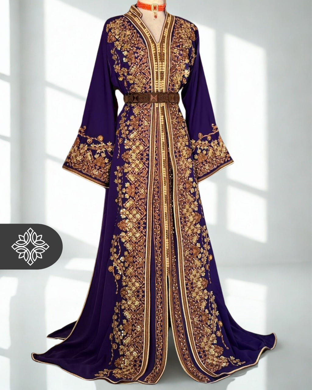 Takchita marocaine pourpre royal | Caftan deux pièces en velours luxueux | Broderies dorées et pierres naturelles