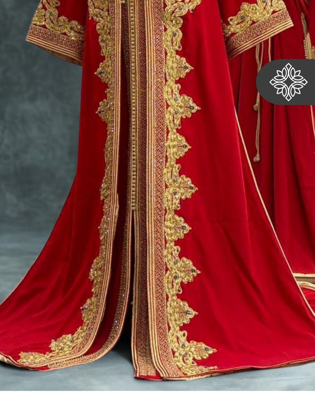 Takchita marocaine rouge royale | Caftan deux pièces haute couture | Broderie ton sur ton dorée et détails en pierres