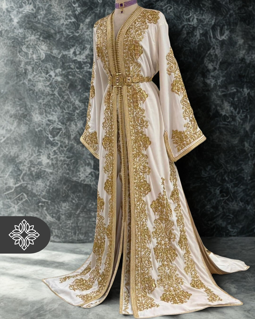 Takchita marocaine blanche royale | Caftan deux pièces haute couture | Broderie ton sur ton dorée et élégance nuptiale