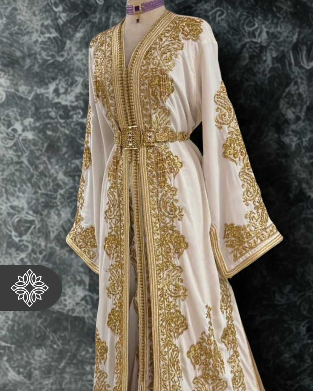 Takchita marocaine blanche royale | Caftan deux pièces haute couture | Broderie ton sur ton dorée et élégance nuptiale