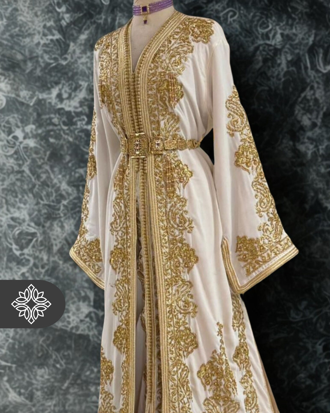 Takchita marocaine blanche royale | Caftan deux pièces haute couture | Broderie ton sur ton dorée et élégance nuptiale