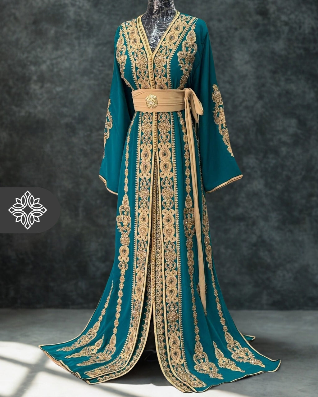 Caftan marocain deux pièces bleu sarcelle avec broderies dorées | Takchita | Robe caftan