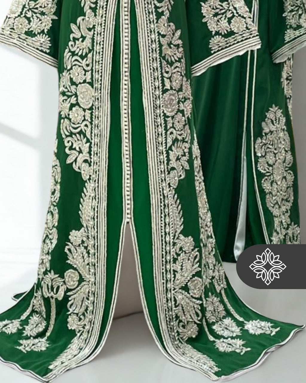 Caftan deux pièces vert émeraude avec broderies argentées Takchita | Robe caftan