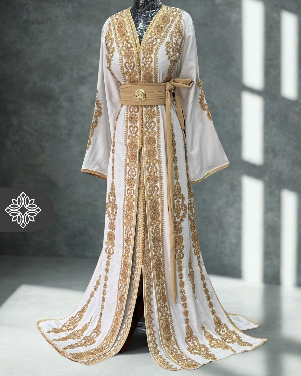 Kaftan marocain blanc deux pièces pour mariée | Broderie ton sur ton dorée | Élégante Takchita