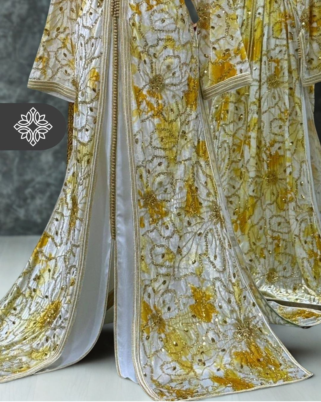 Caftan blanc deux pièces | Broderie dorée à carreaux | Takchita marocain