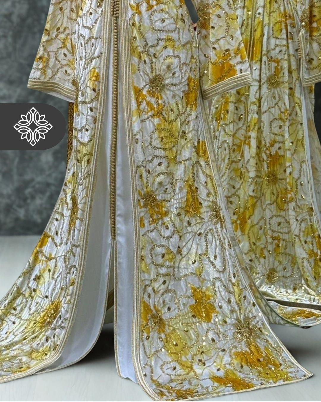 Caftan blanc deux pièces | Broderie dorée à carreaux | Takchita marocain