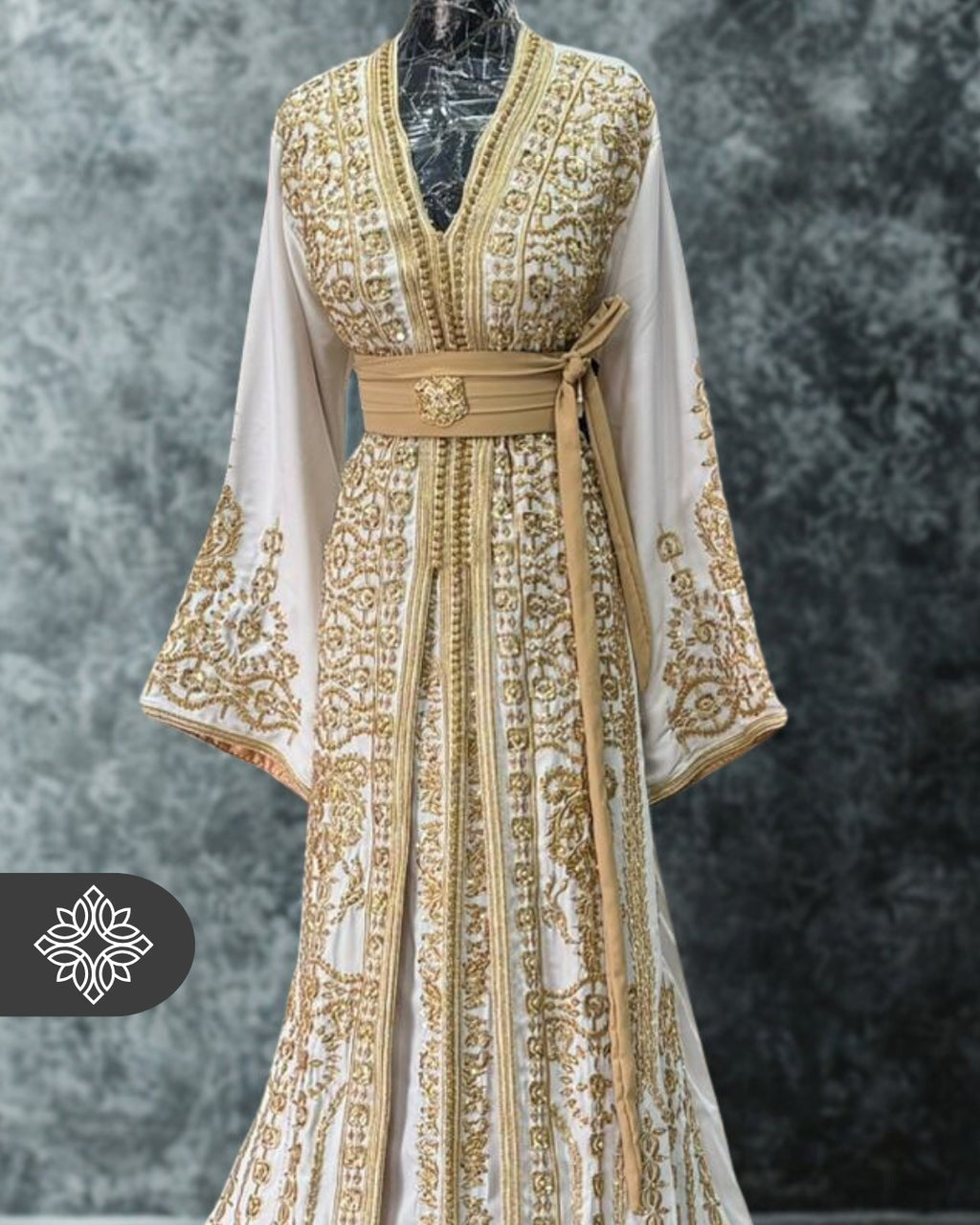 Takchita marocaine blanche | Broderie dorée traditionnelle | Caftan deux pièces haute couture royale